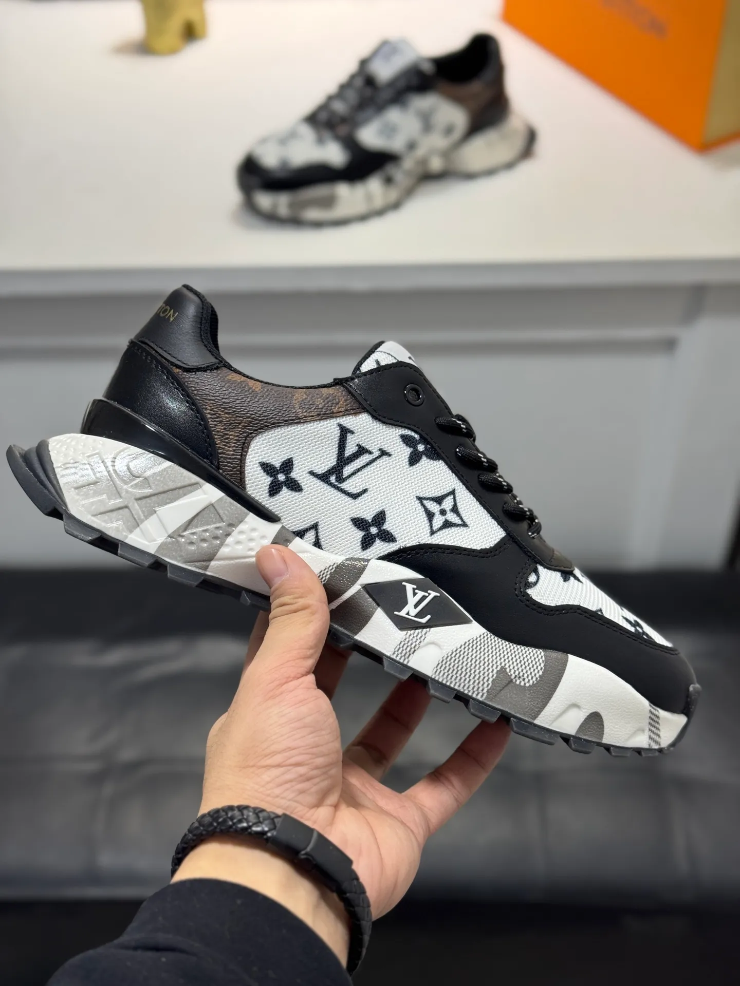Men's shoes 💰440 [New style] 🐬🐬Top original order - Louis Vuitton®️ Trendy and fashionable yet low-key men's casual shoes, LV cowhide upper, comfortable and breathable, mesh lining, original rubber outsole, two colors available ~ a must-have for sportsmen. Size: 38-44 (45 customized